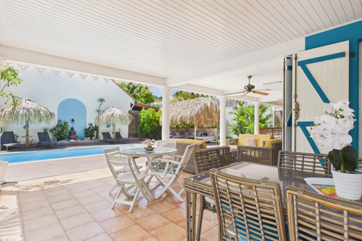 villa-sainte-anne-10-personnes-grande-piscine - vue repas 4 pers